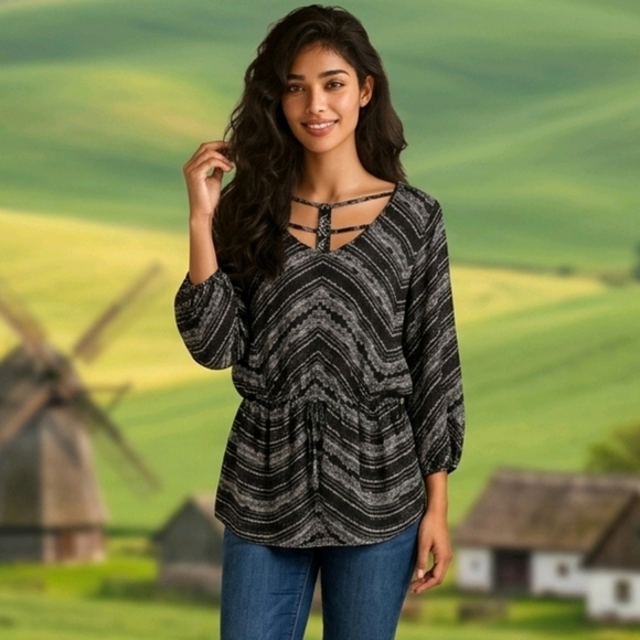 Maurices Black Patterned V‑Neck Blouse Size Small Great Condition - Picture 6 of 12